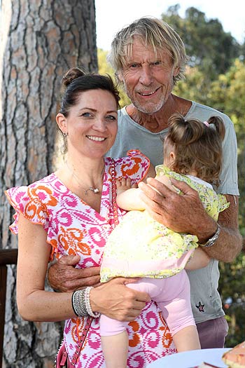 Carlo Thränhardt mit Partnerin Stefanie und Tochter Nayla bei den „FCR EAGLES Masters Toskana 2023“ (©Foto: Wolfgang Breiteneicher/Schneider Press)